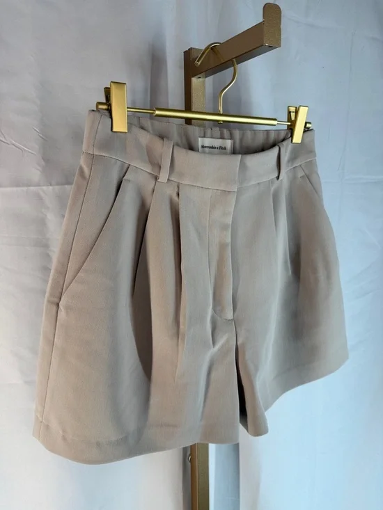 Abercrombie Curve Love A&F Sloane High Rise Tailored Shorts 4.5in - 2  26  Taupe - Picture 9 of 16